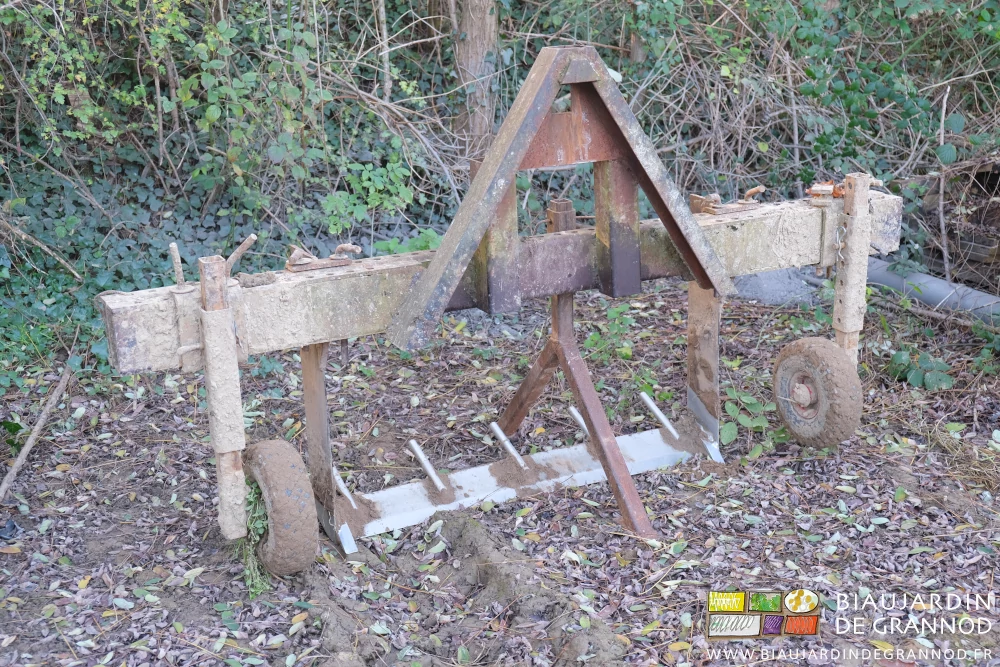 photo de la barre porte outils montée avec la lame souleveuse rangée au jardin