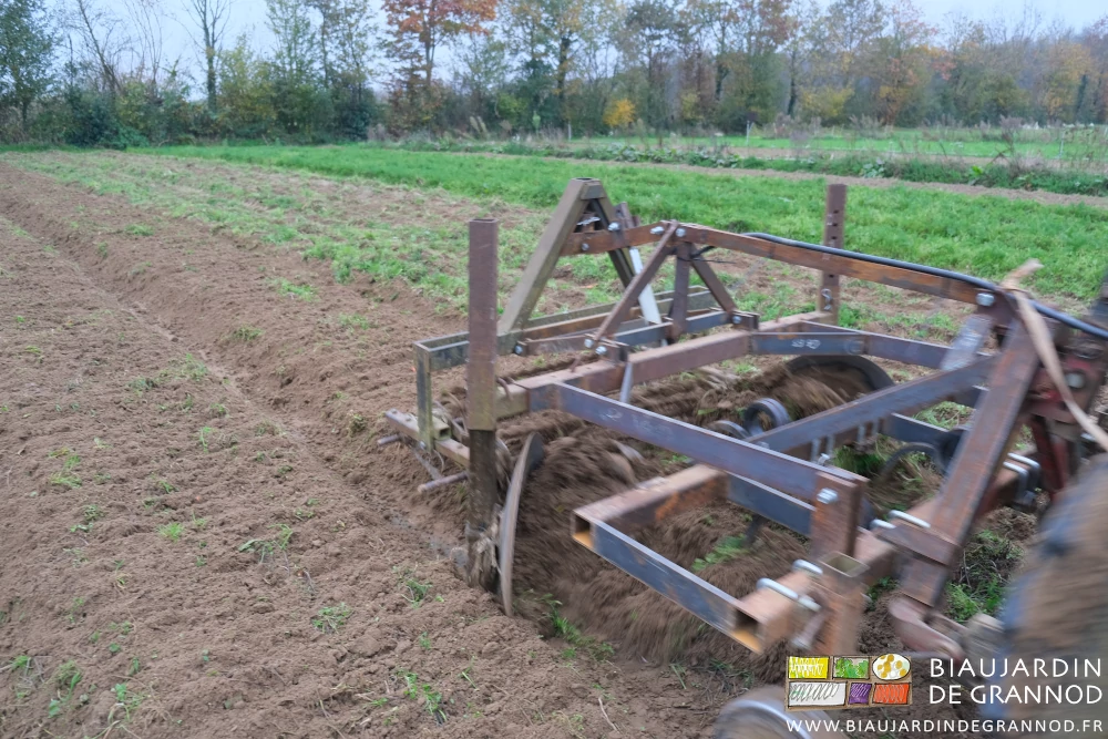 photo du cultibutte au travail dans une planche permanente