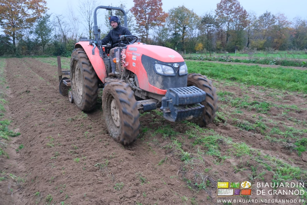 photo de Matthieu au tracteur travaillant les planches au cultibutte