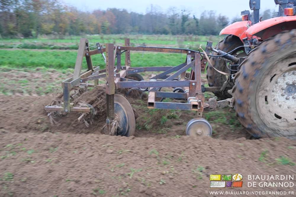 photo de profil du cultibutte reprenant la planche garnie d'adventices