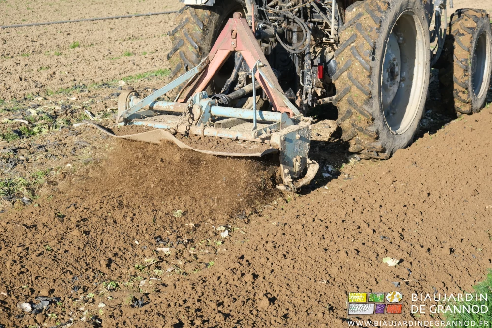 photo du rotovator retenu par le relevage du tracteur pour reprise superficielle de planches permanentes