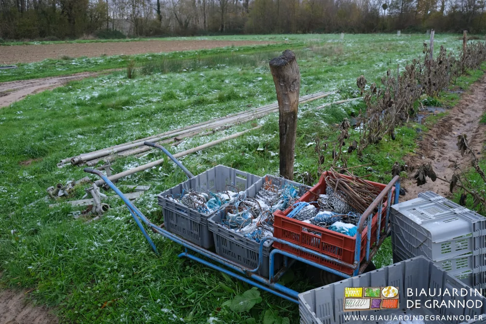 photo de fils de tuteurage rangés en caisse dans une brouette au bout des rangs
