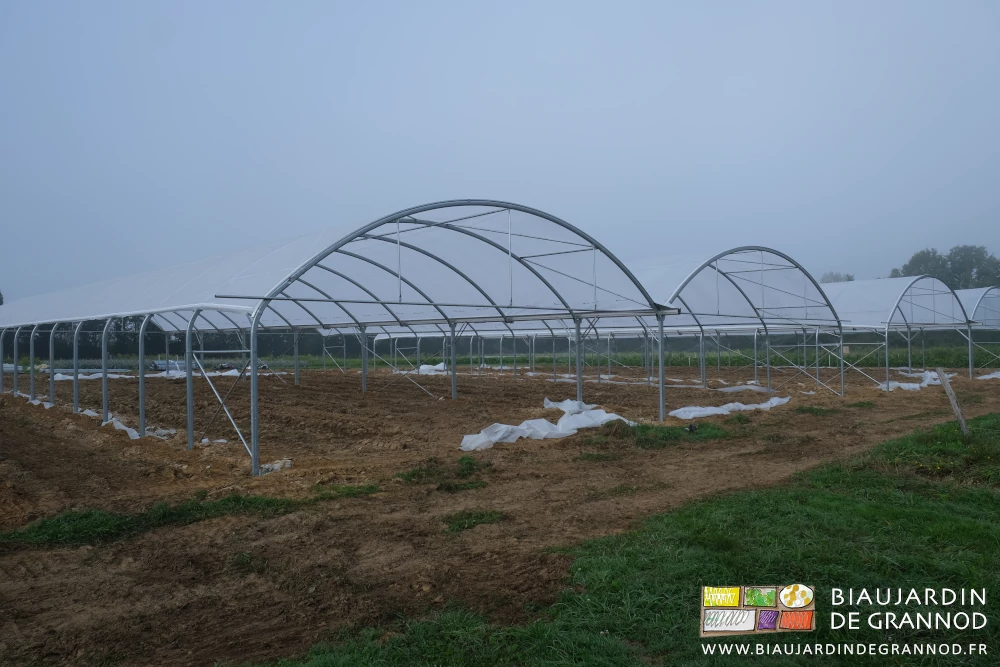 photo sous ciel gris et brouillard des premiers tunnels bâchés