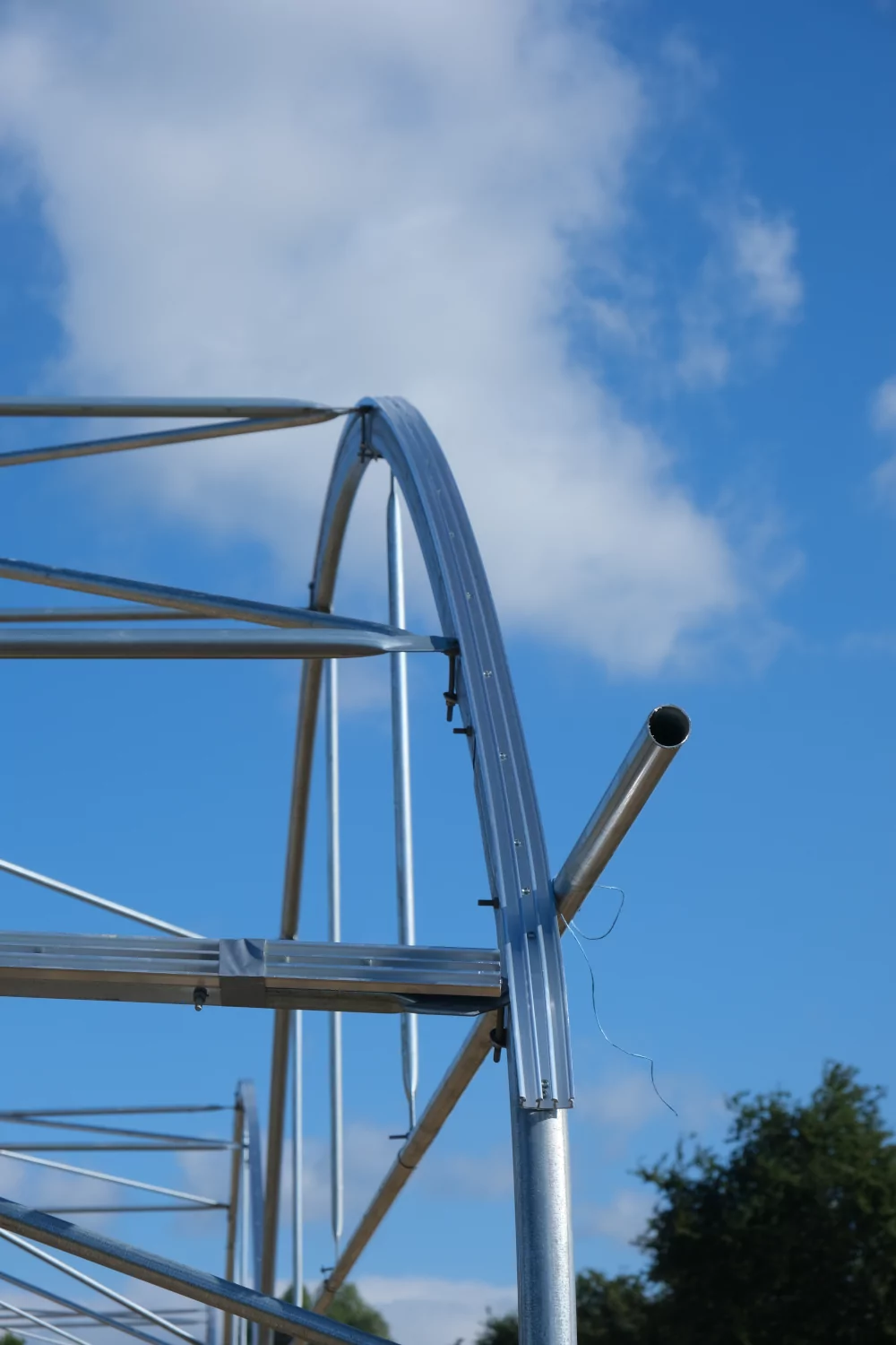 photo par ciel bleu d'un profil vissé épousant la forme du pignon du tunnel