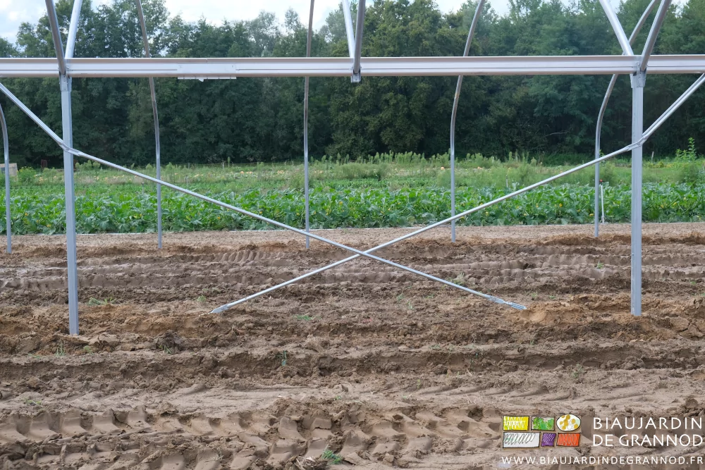 photo d'une croix de contreventement posée entre 2 poteaux rectangulaires sous chéneau