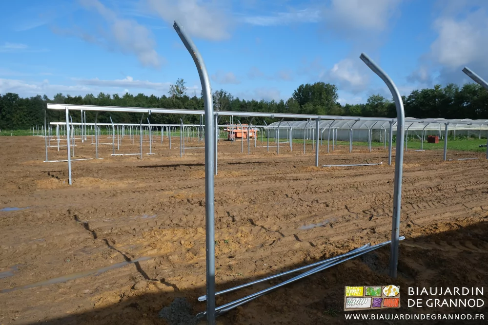 photo du chéneau d'un des bi-tunnels posé sur les poteaux rectangulaires