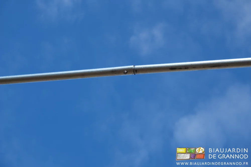 photo sur fond de ciel leu de l'assemblage de 2 tubes de faîtage