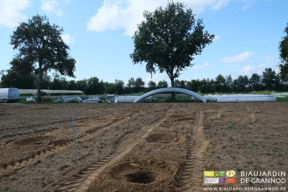 photo de l'alignement d'une série de fouilles avant coulage des fondations