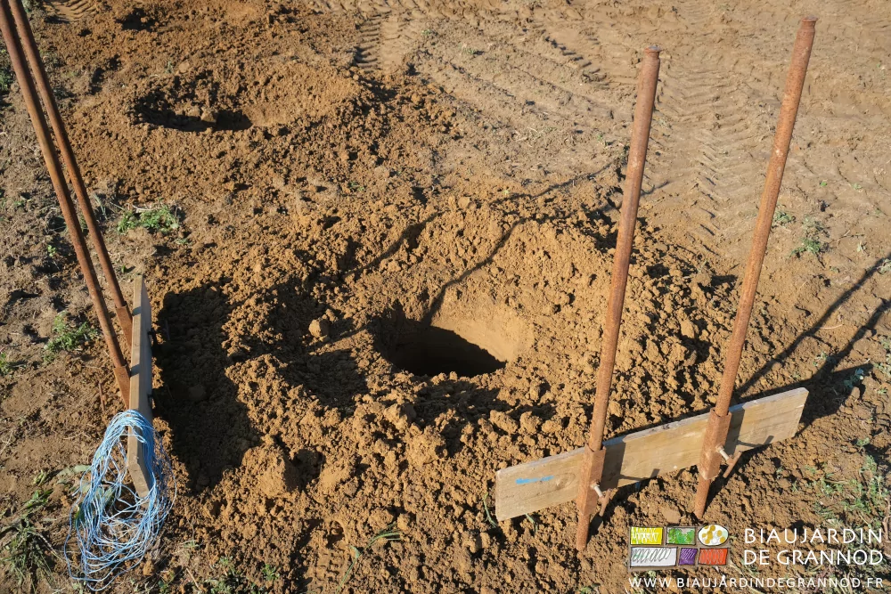 photo d'une fouille cylindrique la terre répartie autour