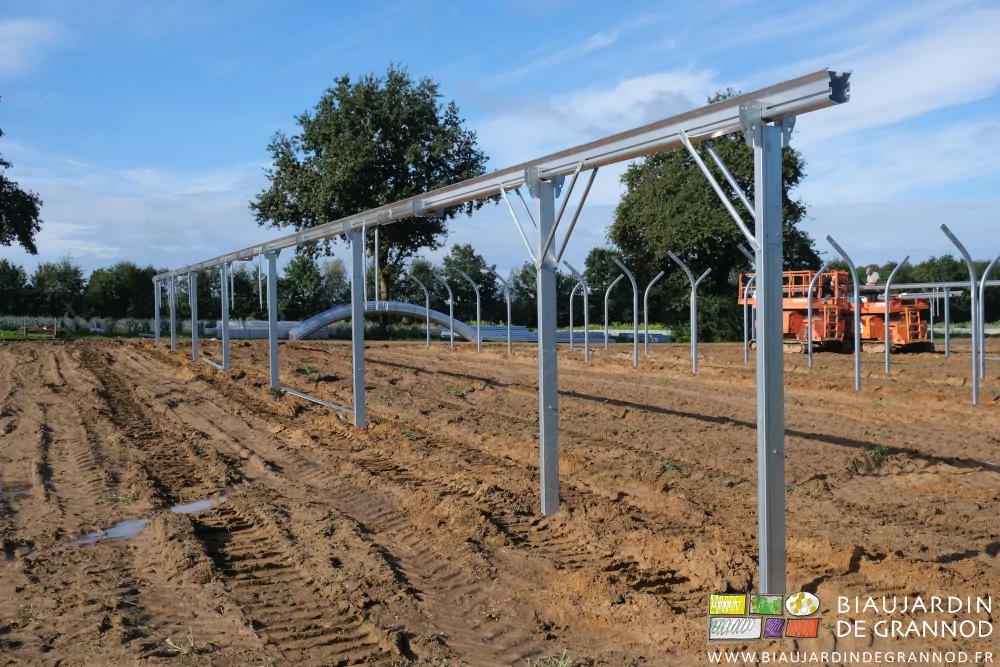 photo du chéneau porteur triangulé avec les poteaux rectangulaires sur fondation béton