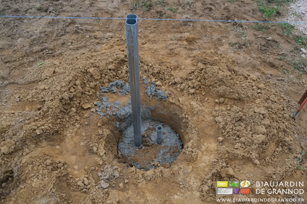 photo du pré-poteau de pignon qui recevra aussi un tube de maintien