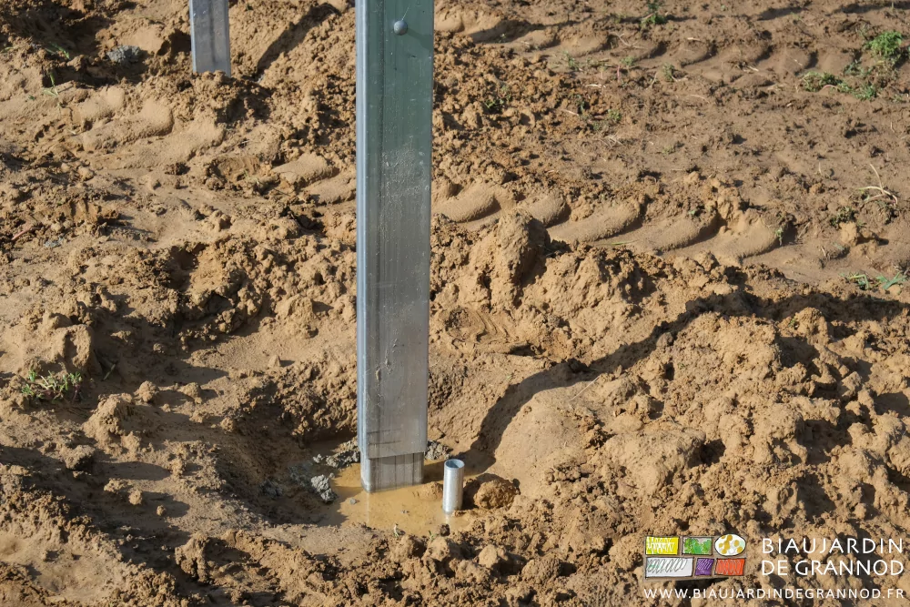 photo proche du pied d'un poteau central fixé au pré-poteau