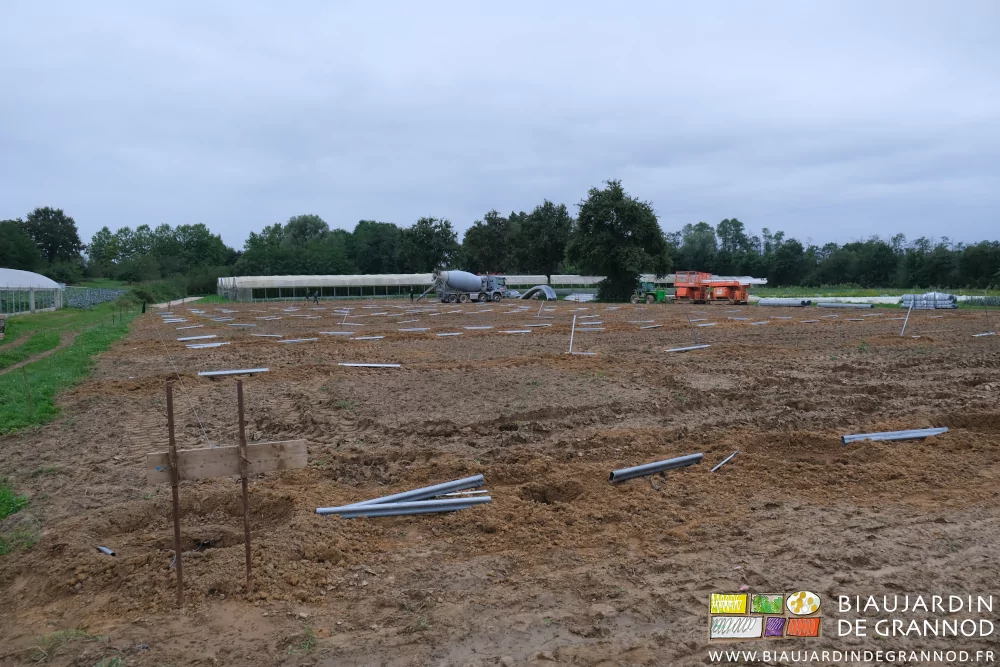 photo des pré-poteaux et accessoires nécessaires distribués sur tout le chantier