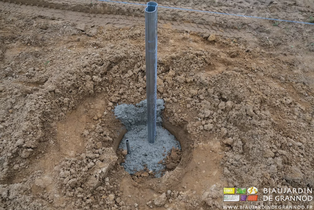 photo d'un pré-poteau coulé accompagné d'un tube pour le maintien