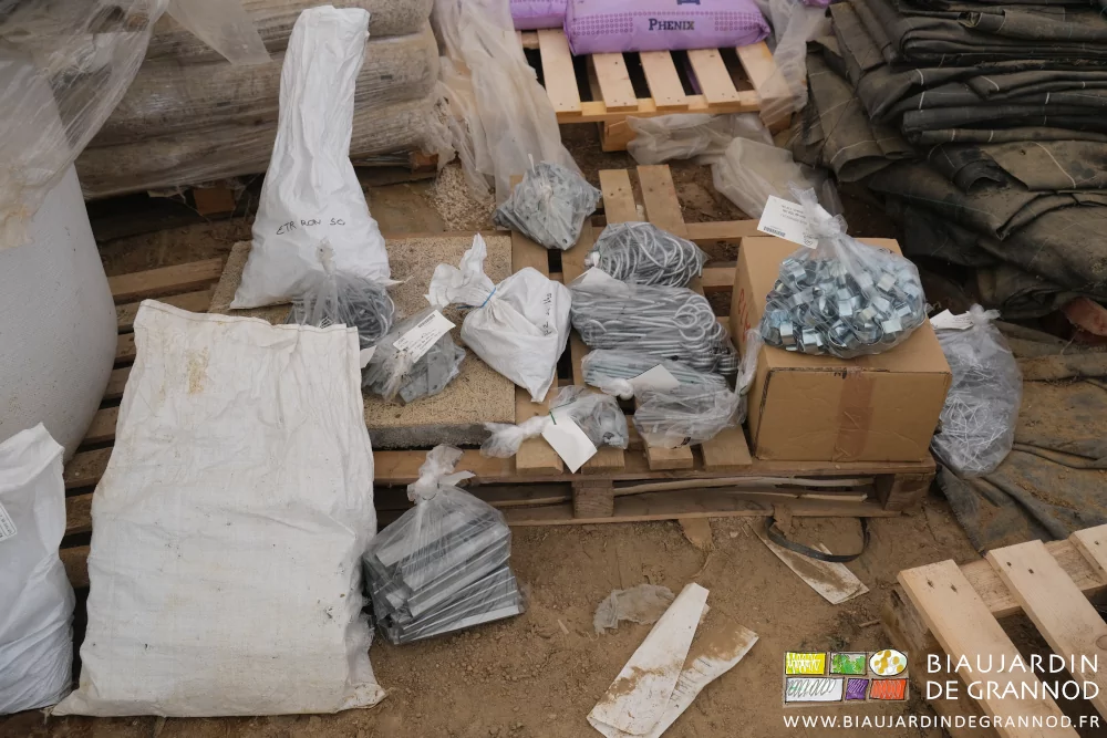 photo d'une palette de quincaillerie