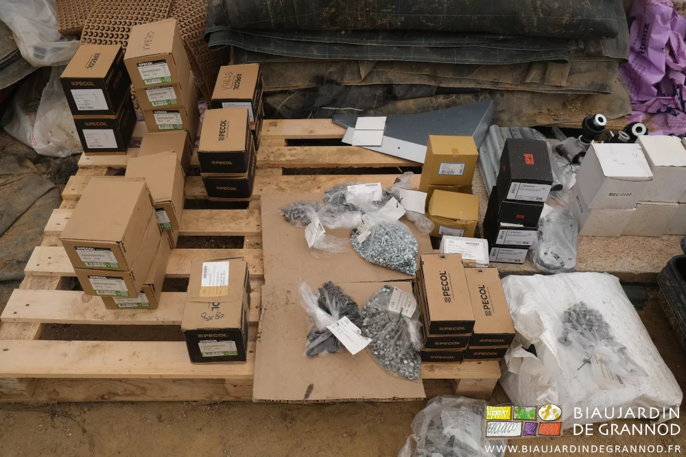 photo d'une des palettes abritées avec les boites de vis rangées