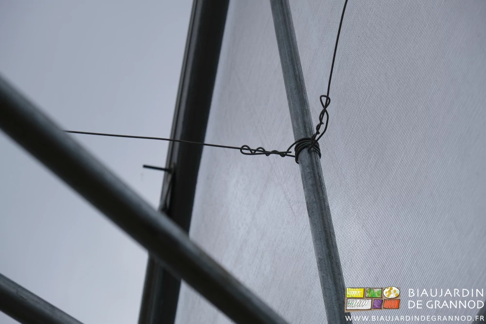 photo des deux fils de fer fixés sur une chandelle support du pîgnon