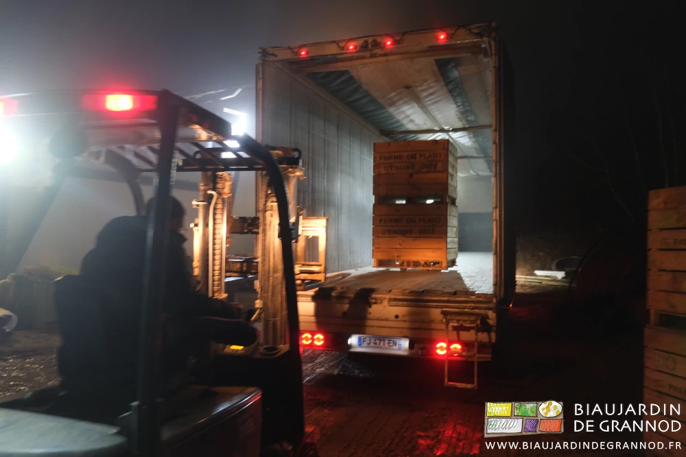 photo du livreur poussant au transpalette la dernière pile avant reprise au chariot par Matthieu 