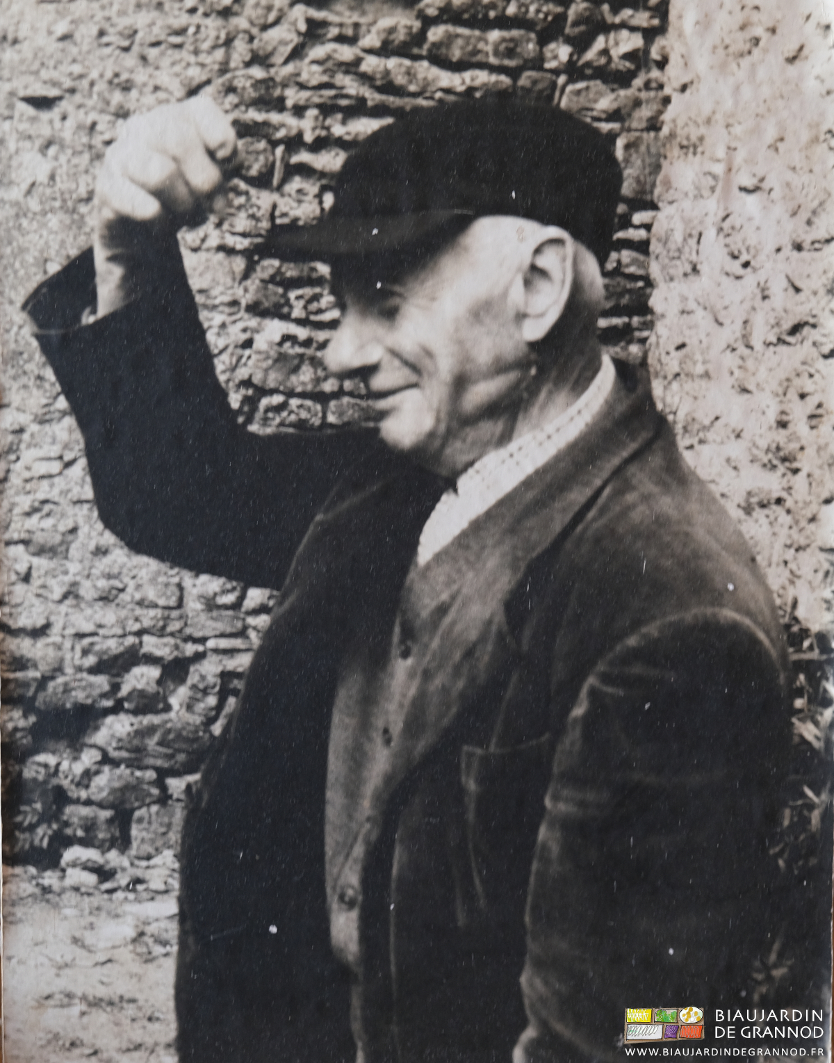 photo de l'aïeul prenant sa casquette pour saluer