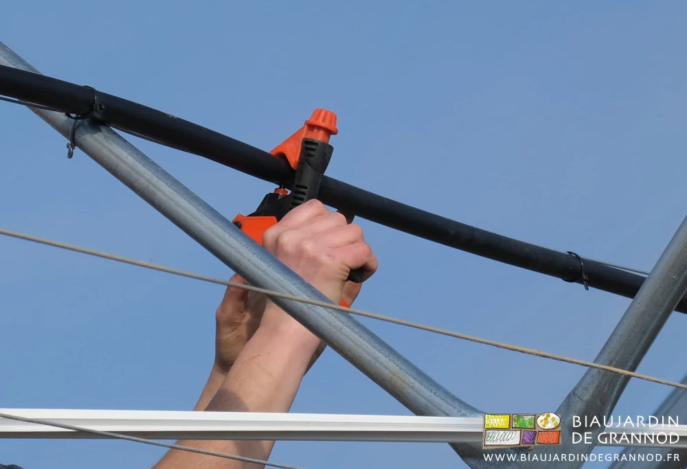 photo de mains perçant à l'aide la pince plastique