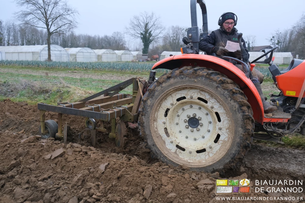 photo de Matthieu buttant au tracteur et consultant sa feuille