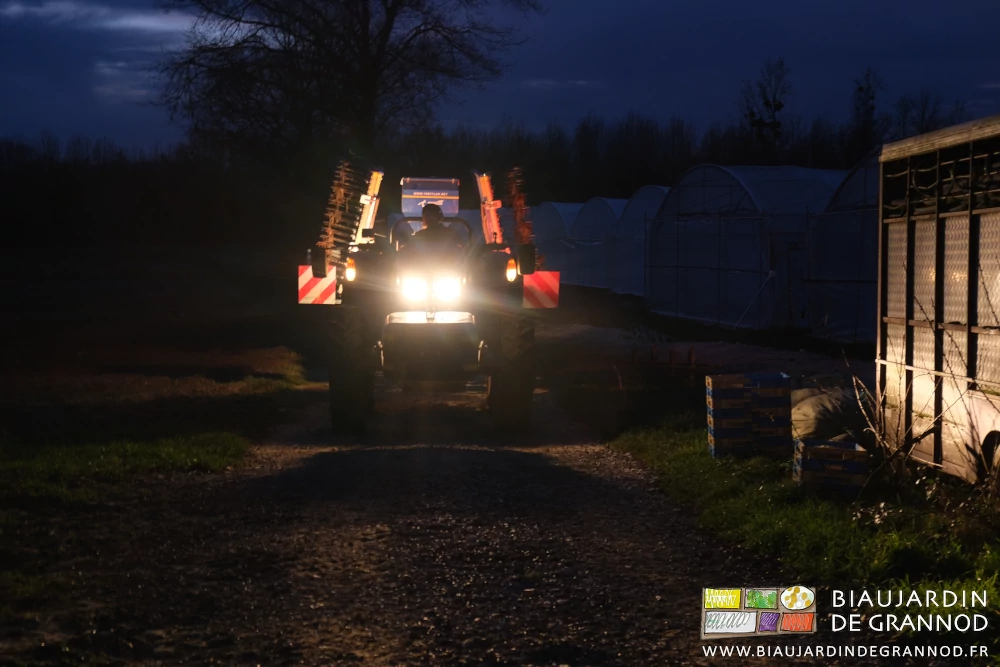 photo nocturne de la triple herse repliée passant devant les tunnels