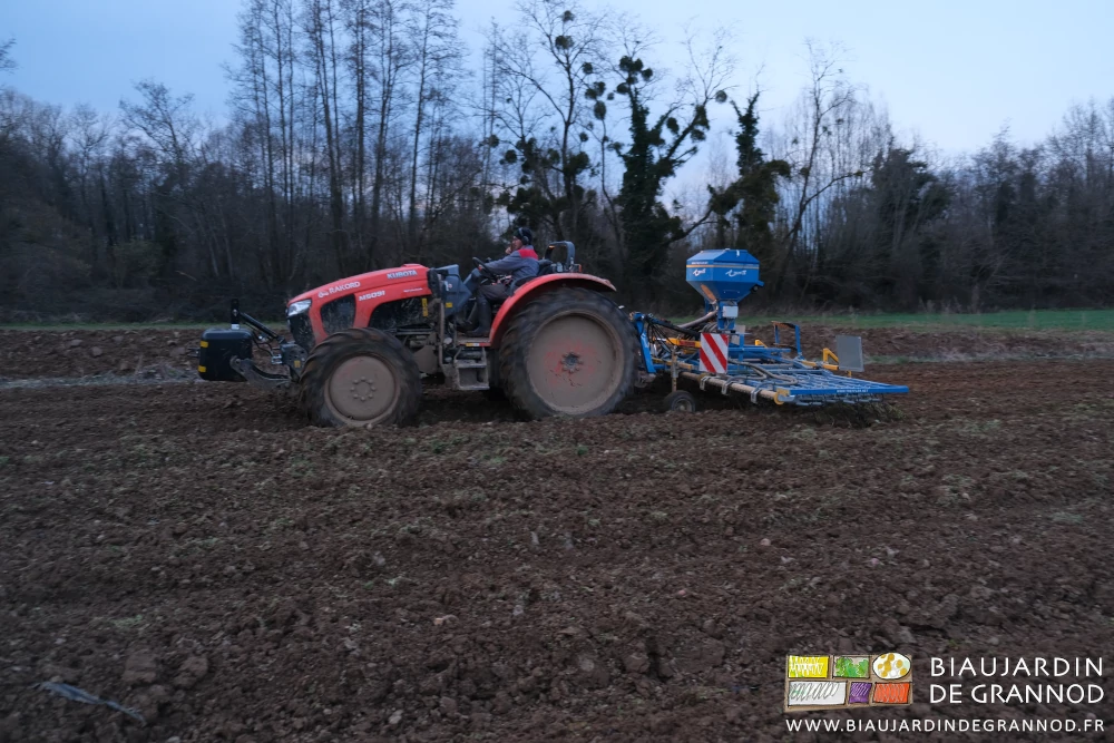 photo de l'attelage tracteur, herse étrille avec semoir conduits pas Matthieu en fin d'après midi