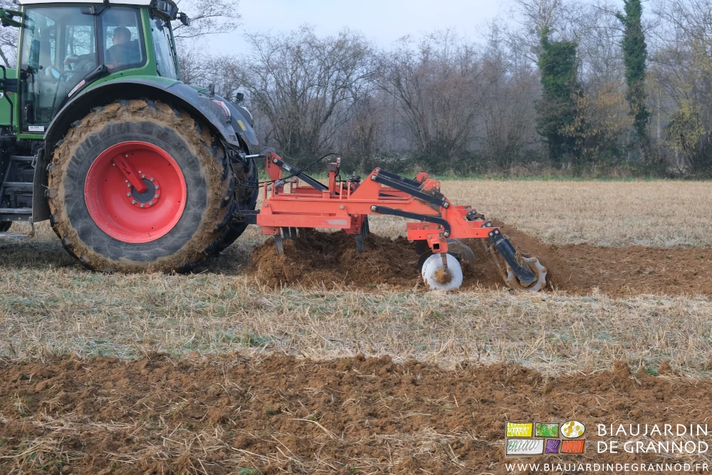 photo des dents et disques de l'outil traîné au travail