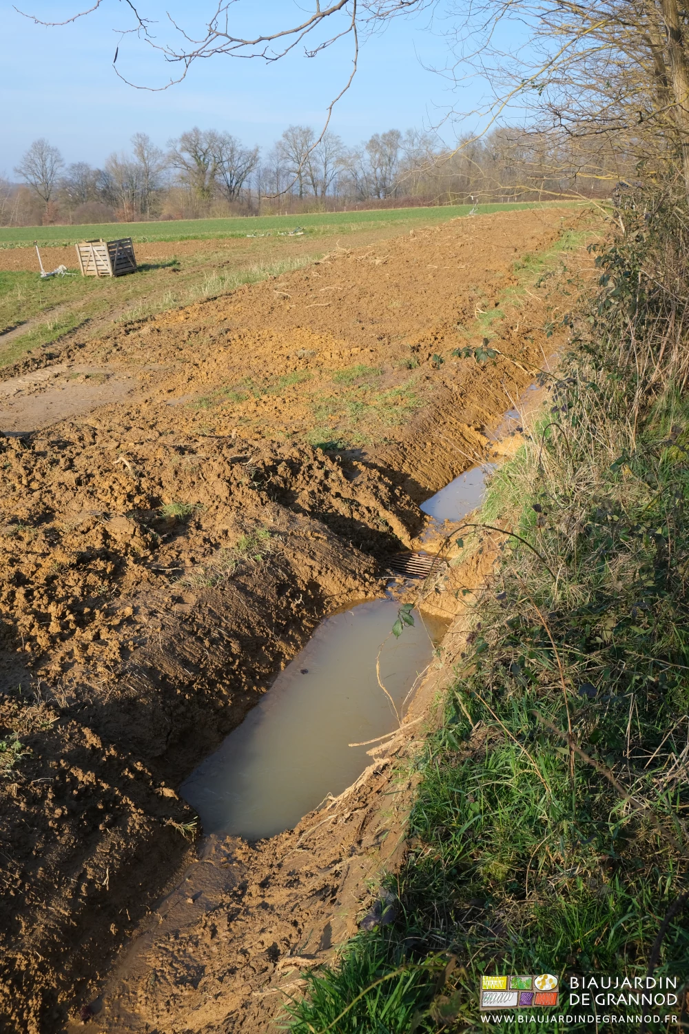 photo d'ensemble du nouveau fossé longeant le bas du grand talus