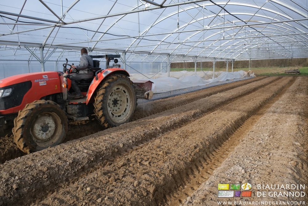 photo du caisson bois épandant au tracteur la chaux sous tunnel