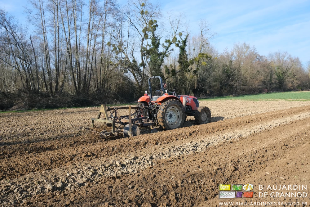 photo de préparation des planches au cultibutte sous ciel bleu sur fond de bocage