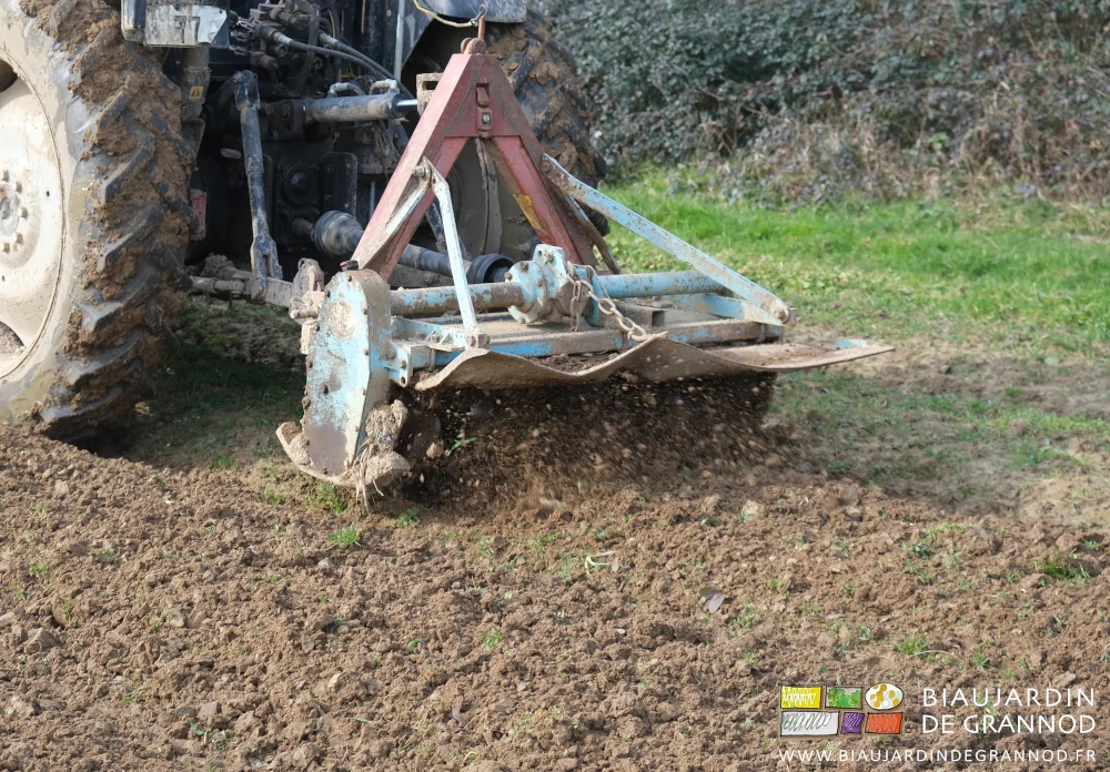 photo du travail superficiel au rotovator