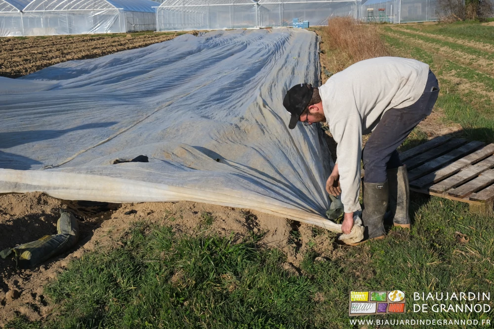photode Matthieu posant un sac de main droite sur l'angle du voile retenu de main gauche