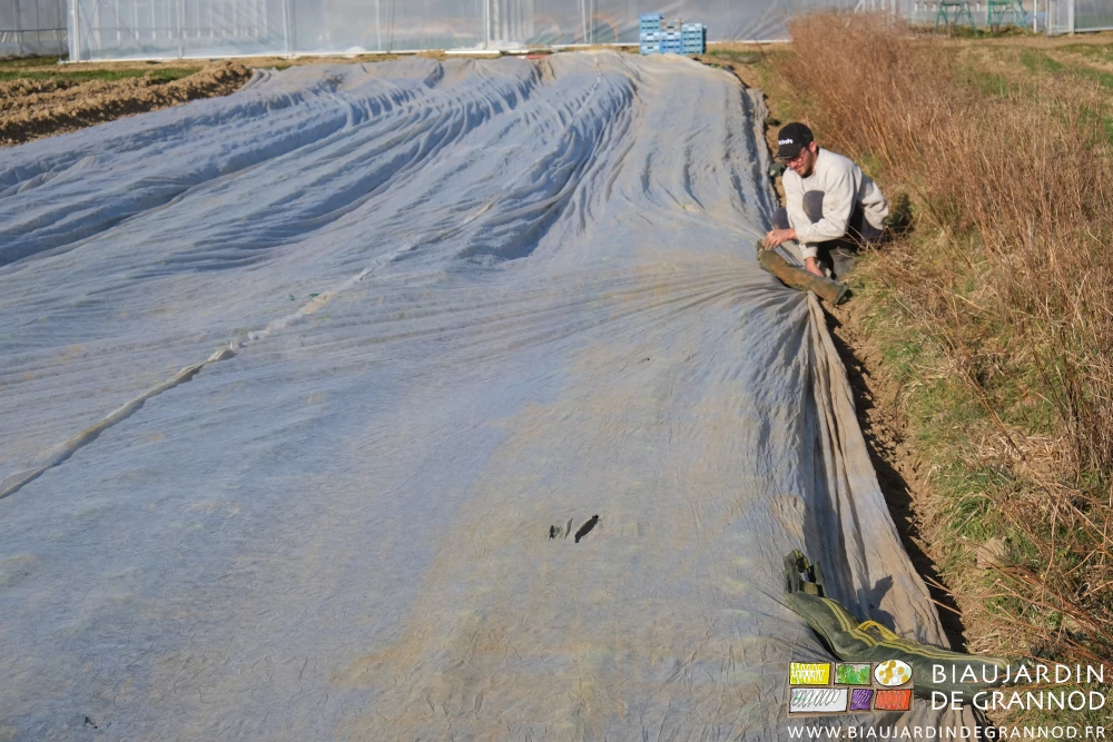 photo de Matthieu tendant le voile pendant qu'il y pose un silosac