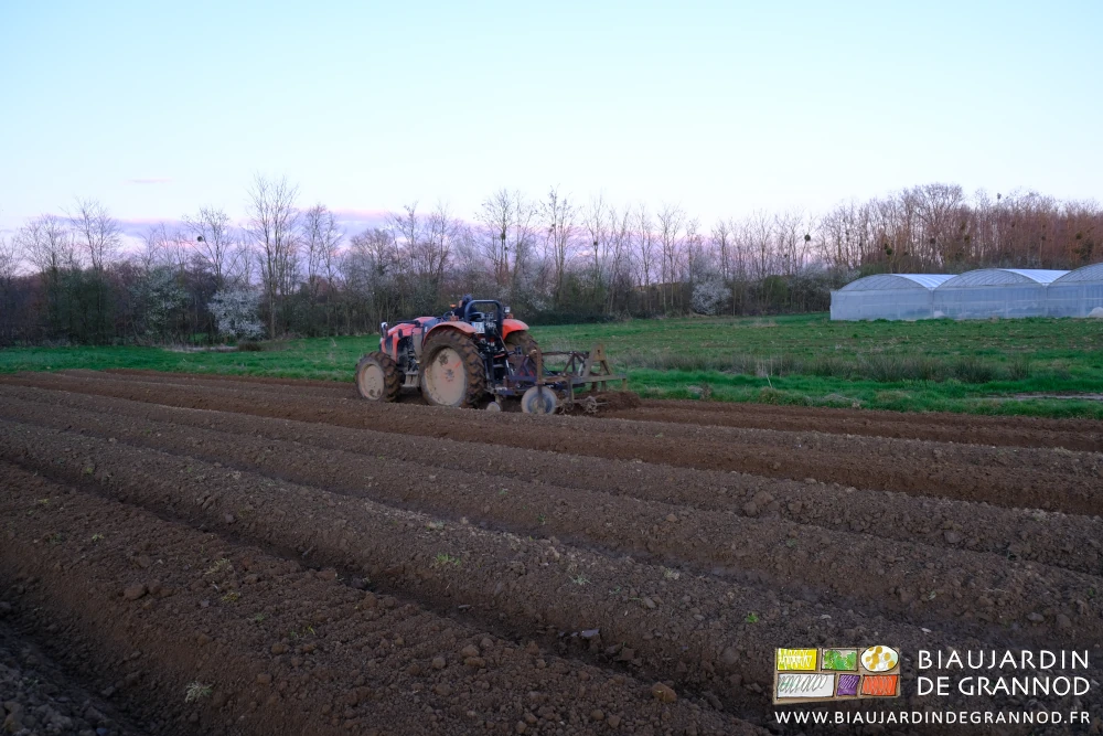 photo du cultibutte au travail de finition dans un carré