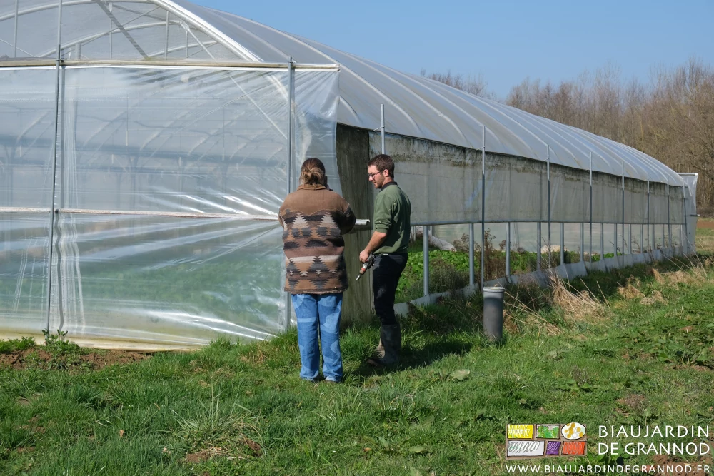 photo de >Matthieu et la journaliste ors de l'enroulement mécanique de l'aération latérale du quadri-tunnel
