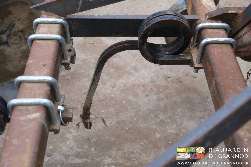 photo proche de la dent tordue, partiellement cassée et privée du soc et de sa fixation