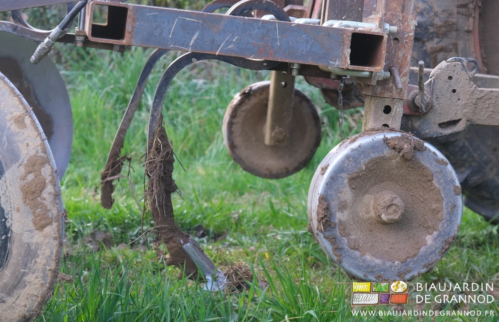 photo de l'outil avec une des trois dents tordue et cassée