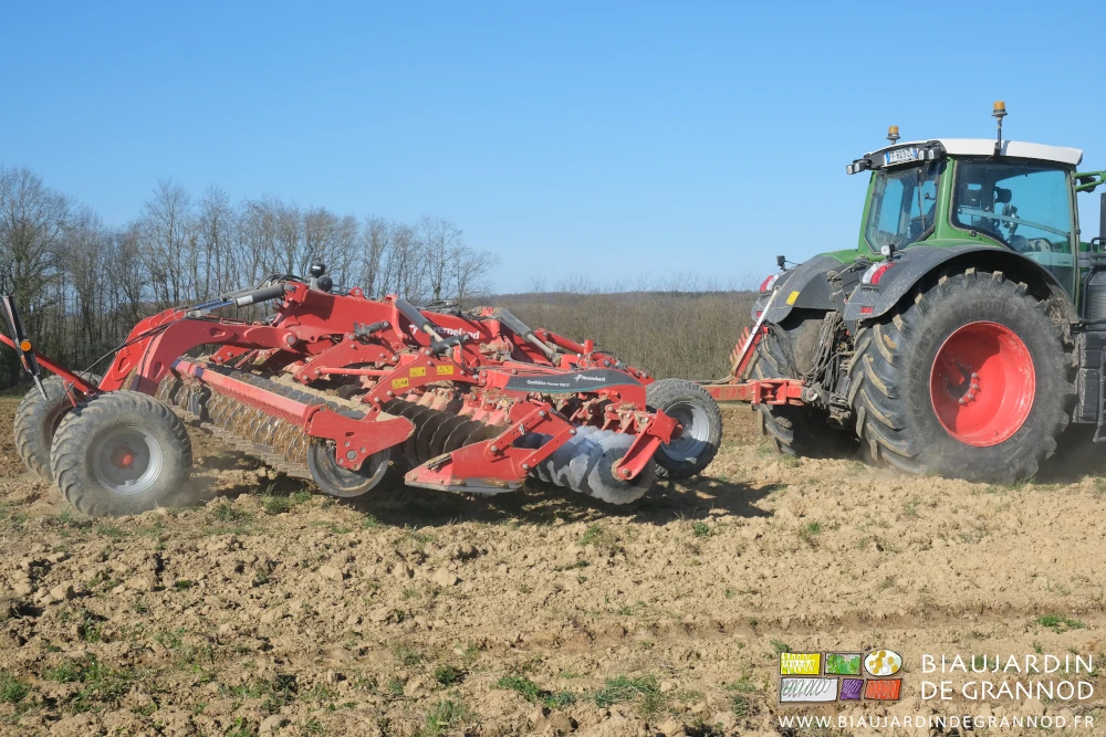 photo du déchaumeur à disques avec son rouleau de finition