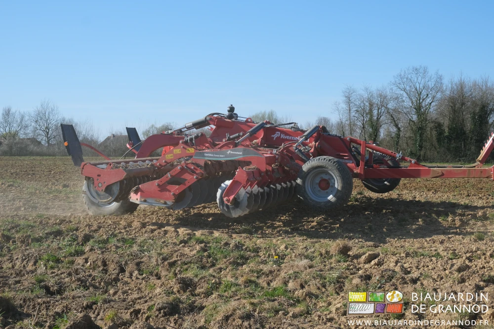 photo du déchaumeur à disques levé en cours de manoeuvre