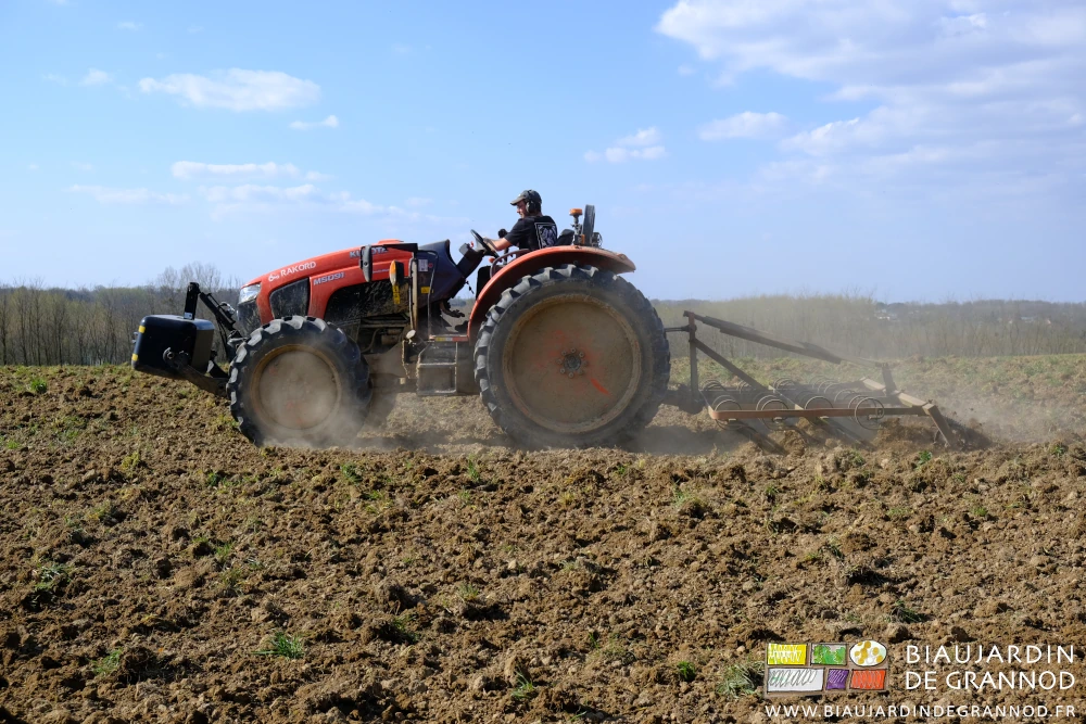 photo de Matthieu travaillant la terre avec les dents souples du vibroculteur