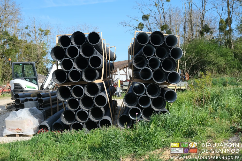 photo des paquets de tuyaux de busage en mode tour de Pise