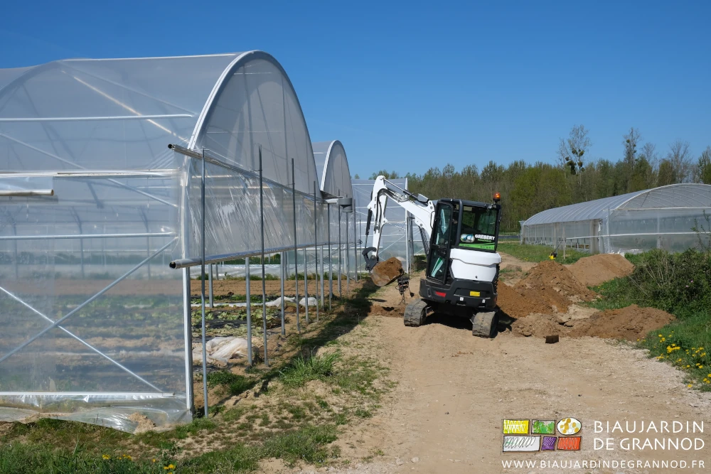 photo de la mini-pelle au travail près d'un poteau central d'un bi-tunnel