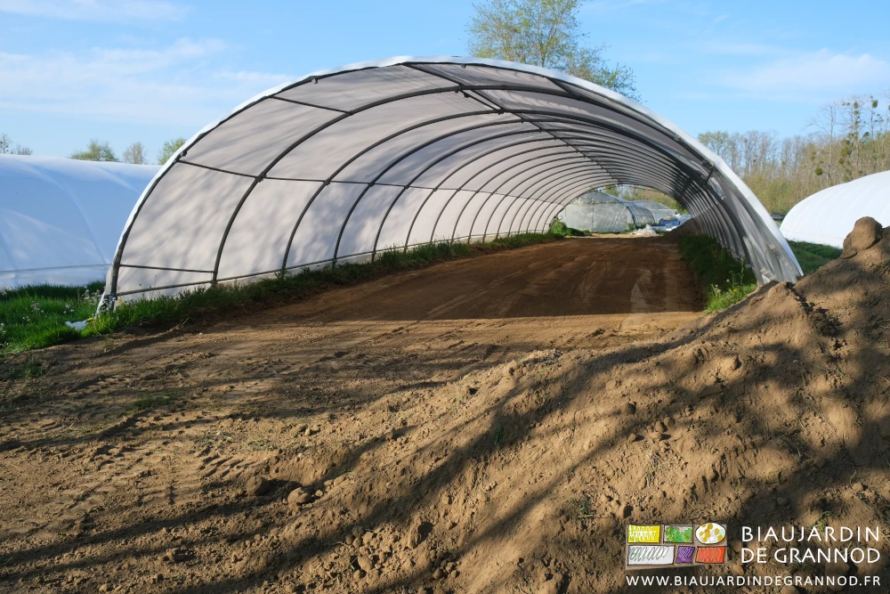 photo du tunnel décapé et nivelé, la terre arable rangée en tas