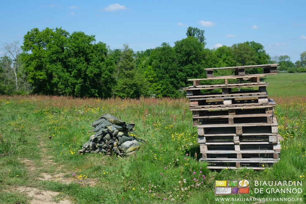 photo du tas de sacs de sable et de la pile de palettes