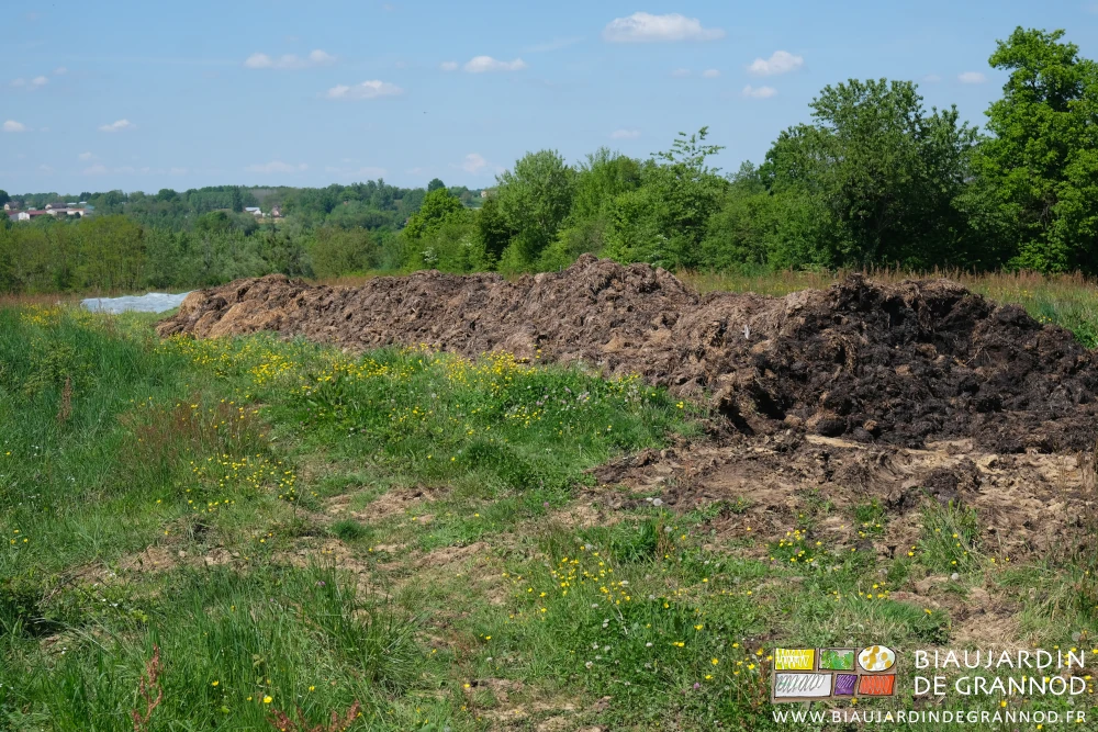 photo du tas de fumier sans sa protection contre les pluies
