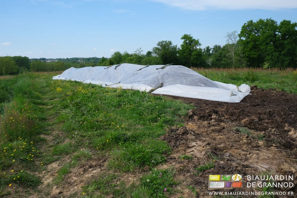 photo du tas à nouveau bâché par un film plastique
