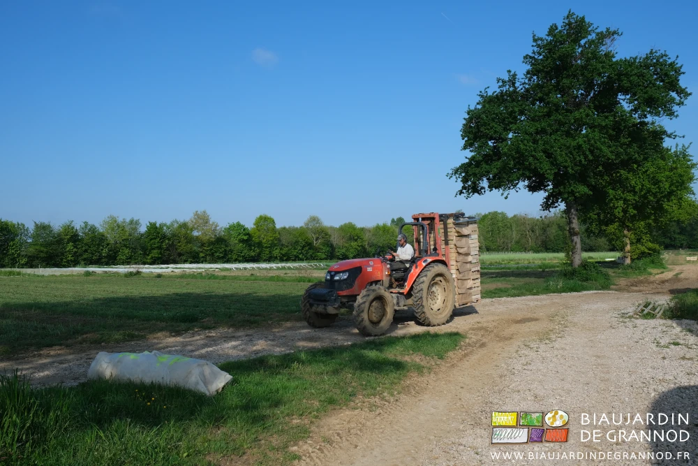photo de transport d'une palette de caisse bois avec le tracteur
