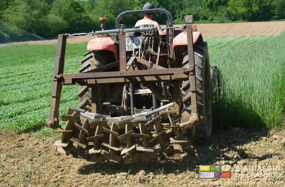 photo de la série de pales pendant lorsque l'outil est levé par le tracteur