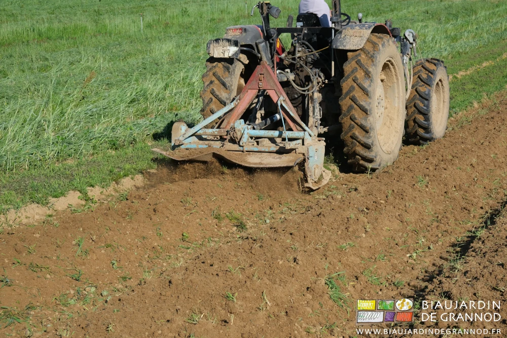 photo du rotovator tenu par les bras de relevage du tracteur pour travail superficiel